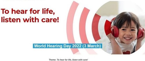 Et officielt billede fra WHOs world hearing day der forestiller en lille dreng med høretelefoner