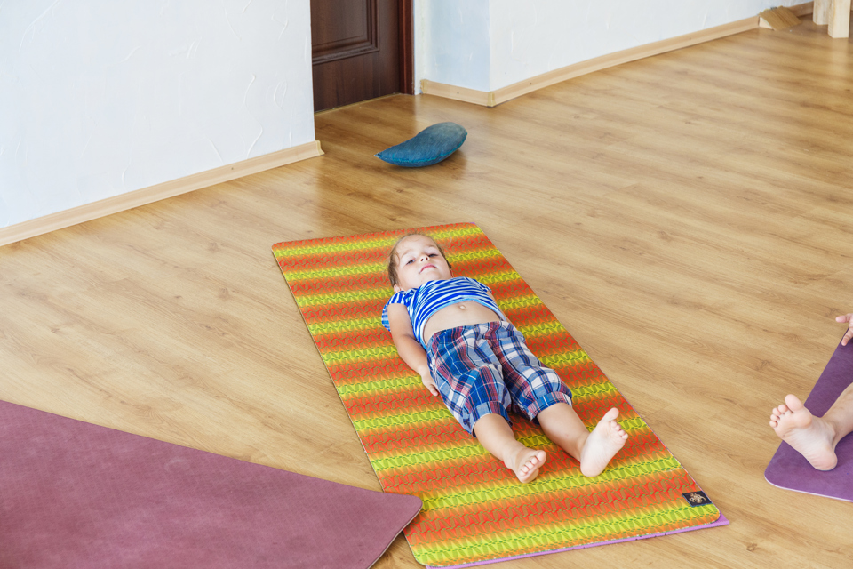 barn på en yoga måtte