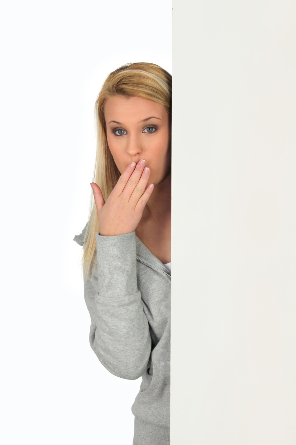 Kvinde holder sig for munden