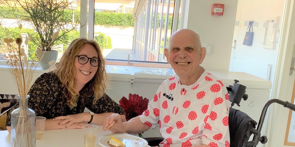 Billedet er fra lørdagsfrokost på Grejsdalen 16 hvor man som en del af arbejdet med kerneværdierne har pustet liv i en gammel tradition til stor glæde for borgerne.