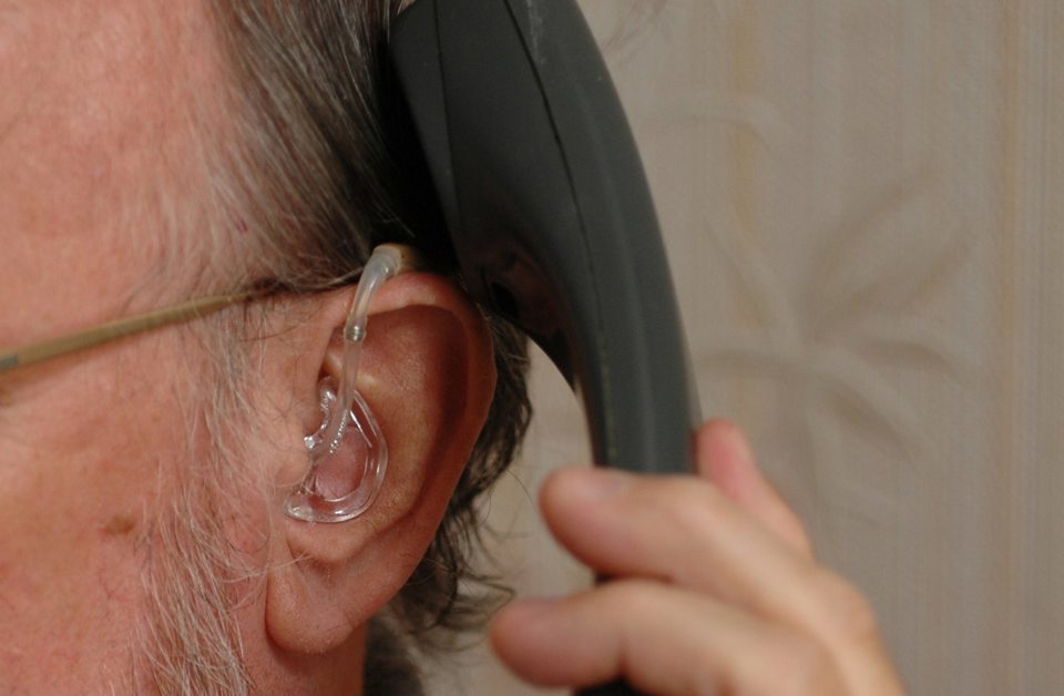 telefon mod øre med høreapparat