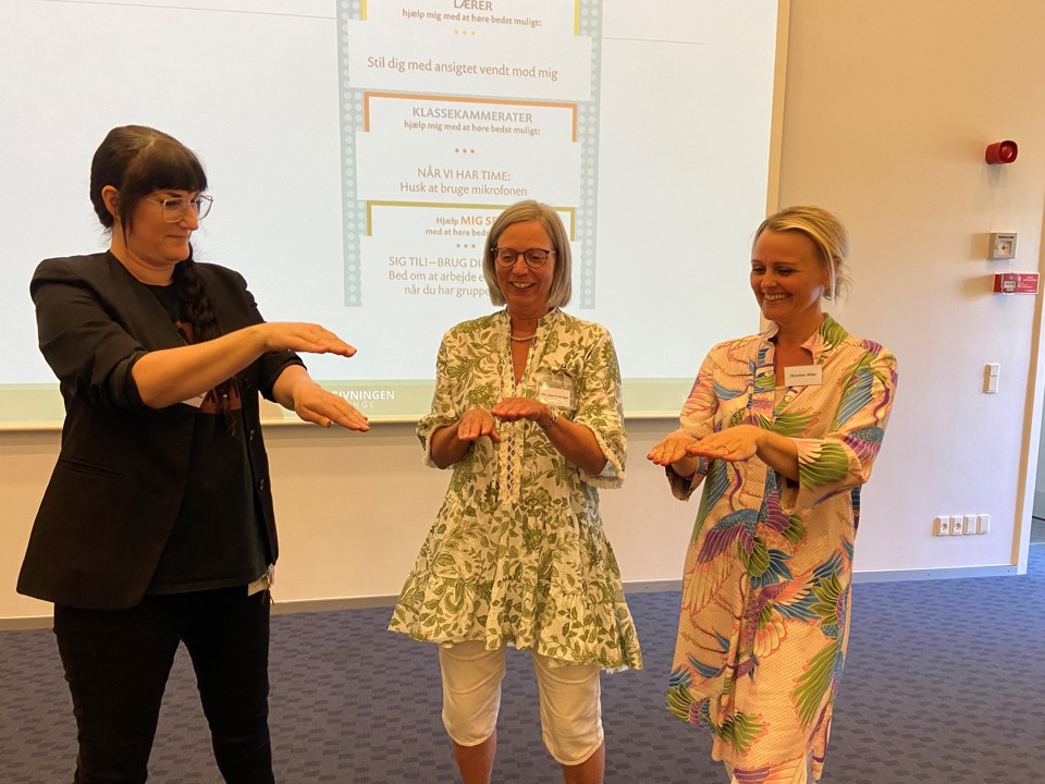 tre medarbejdere fra CKV laver tegnet for TRAP UP