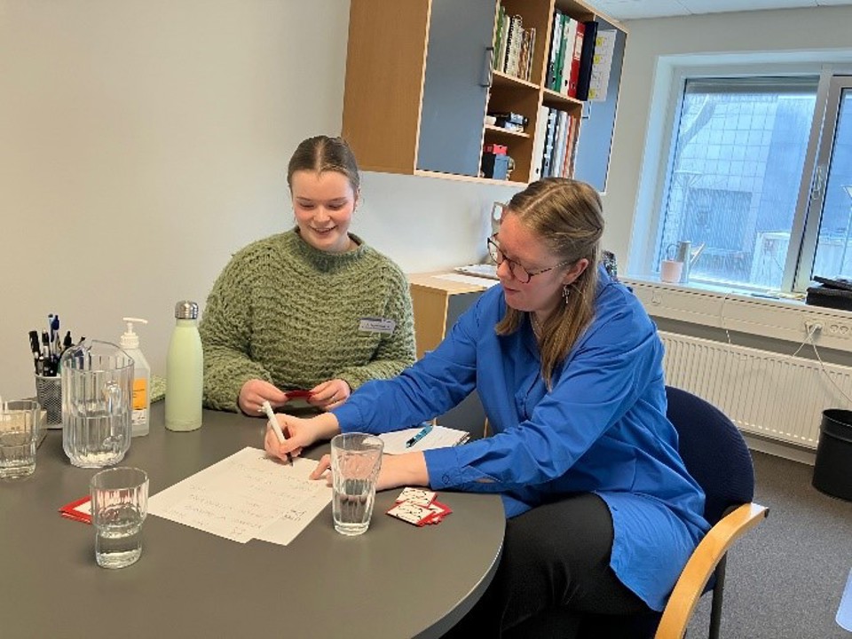 Audiologopædistuderende Liv og audiologopæd Signe gennemgår undervisningslektion.